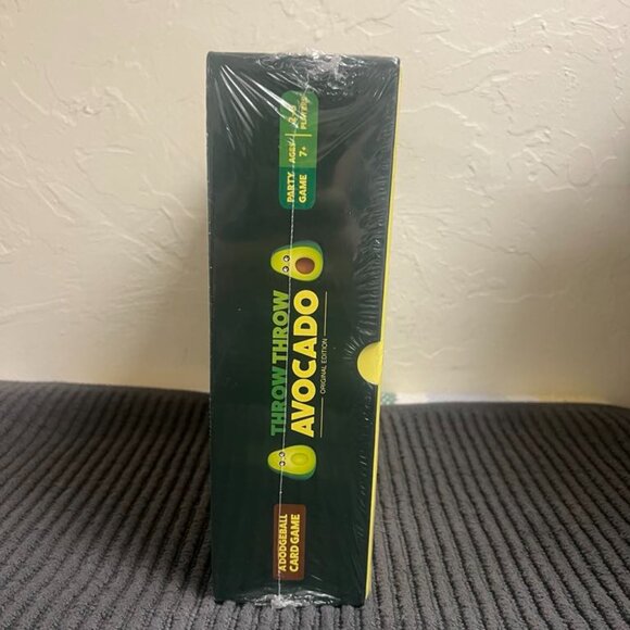 Throw Throw Avocado Game by Exploding Kittens. - Picture 5 of 7